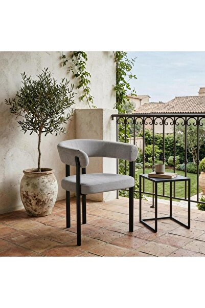 DEC4 A Single chair with a luxurious design and modern colors.