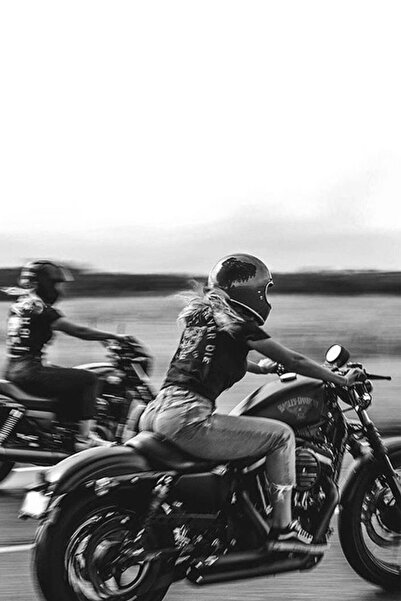 Taranist Poster - Motosiklet Kadın Deniz Kenarı Vintage Siyah Beyaz