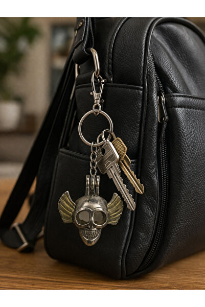 HER ŞEY NOTA www.herseynota.com Μεταλλικό μπρελόκ με φτερωτό κρανίο που λάμπε...