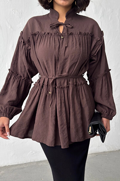 URİS Γυναικεία μπλούζα σε καφέ χρώμα με δαντέλα, λεπτομέρεια βολάν και ζώνη σ...