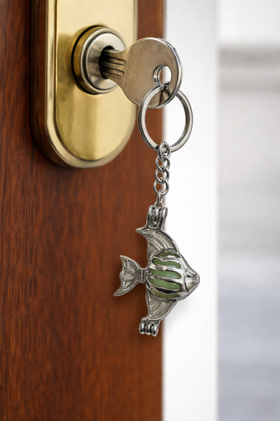 HER ŞEY NOTA www.herseynota.com Μεταλλικό μπρελόκ με φιγούρα ψαριού που λάμπε...