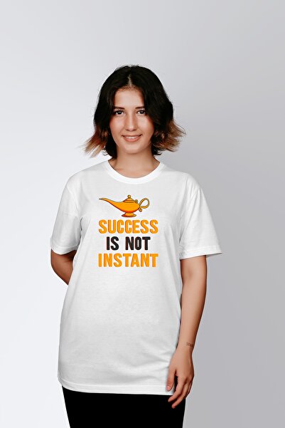 ErTaPassage Λευκό γυναικείο μπλουζάκι «Η επιτυχία δεν είναι άμεση» με τύπωμα ...