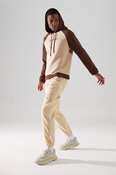 Trendyol Collection Barevně blokovaná vyšívaná mikina s kapucí – pravidelný střih TMNAW22SW0334