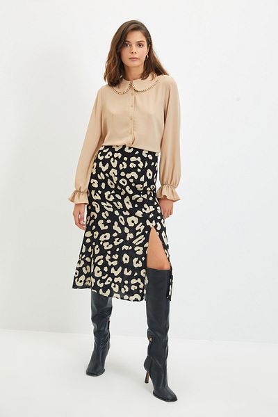 Trendyol Collection Černá sukně s detailním rozparkem z viskózové látky se zvířecím vzorem Midi tkaná sukně TWOAW22ET0447