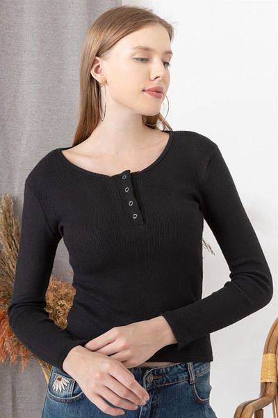 AQE FASHION Γυναικεία μαύρη λεπτή μπλούζα με ριμπ κουμπιά με λεπτομέρειες