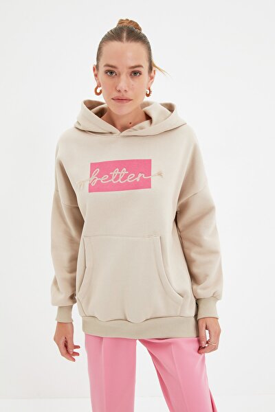 Trendyol Collection Stone Thick Fleece Uvnitř Vyšívané Oversize/Wide Fit Kapesní pletená mikina s kapucí TWOAW22SW1855