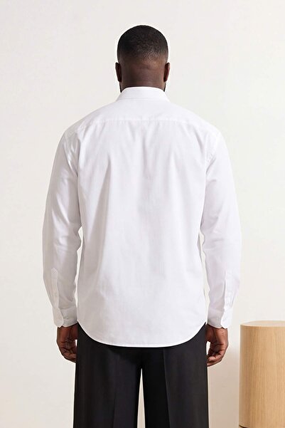 Trendyol Kollektion Weißes, eng anliegendes Herrenhemd in Übergröße TMNSS26AX...