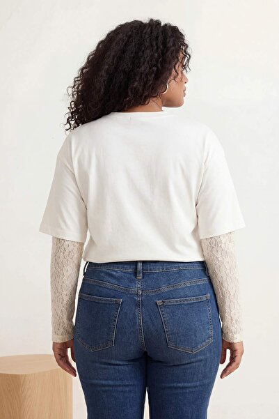 Trendyol Curve Ecru Spitzenärmel-Detail-T-Shirt in Übergröße TBBSS26BF00048