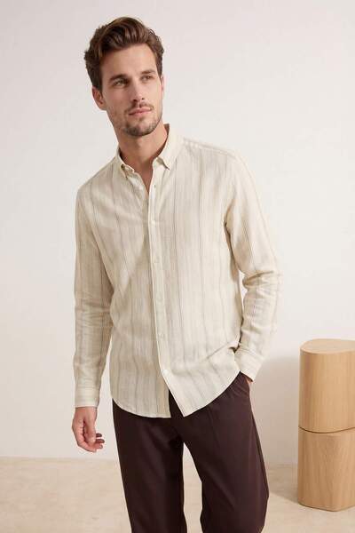 Trendyol Kollektion Khakifarbenes, normal geschnittenes Herrenhemd aus atmung...