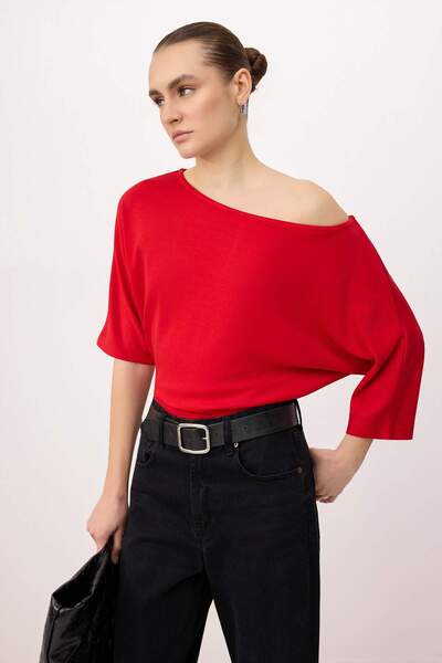 Συλλογή Trendyol Κόκκινη Πλεκτή Μπλούζα με Χαλαρή Λαιμόκοψη Καγιάκ και Μανίκι...