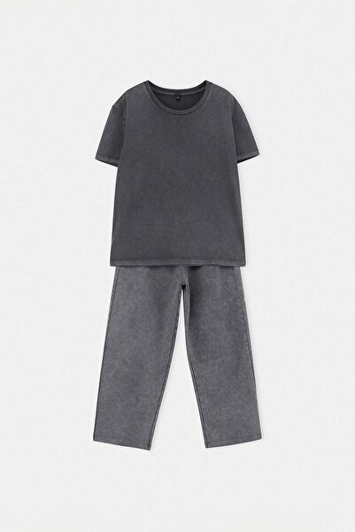 TRENDYOLKIDS Anthrazitfarbener, schlicht gestrickter, säuregewaschener Jungen...