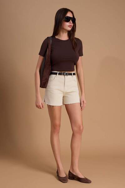 Trendyol Kollektion Beigefarbene, gewölbte City Boy-Jeansshorts aus 100 % Bau...