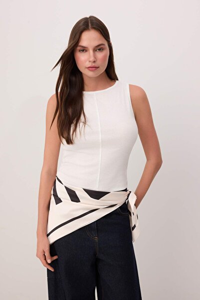 Συλλογή Trendyol Εκρού Εφαρμοστό Πλεκτό Αμάνικο Τοπ με Λαιμόκοψη Καγιάκ κοτλέ...