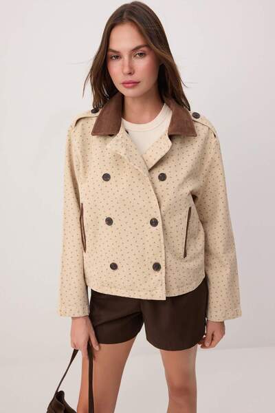 Συλλογή Trendyol Πολύχρωμο τζιν μπουφάν με λεπτομέρεια λουλουδάτου γιακά TWOS...