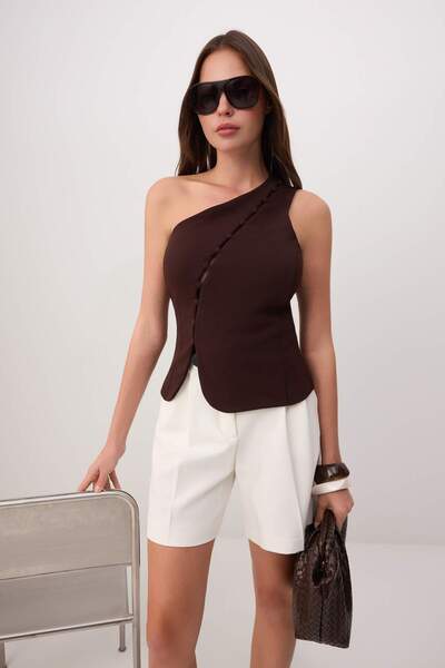 Συλλογή Trendyol Καφέ εφαρμοστή ασύμμετρη μπλούζα με λαιμόκοψη, αμάνικη, με κ...
