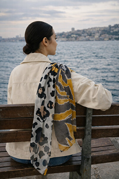 SOFT AKSESUAR Leopard Garnished Two-Color Patterned Shawl