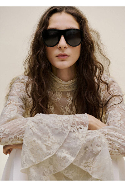 Embroidered blouse with ruffles