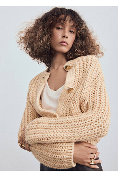MANGO Woman Dicke Strickjacke mit Schmuckknöpfen
