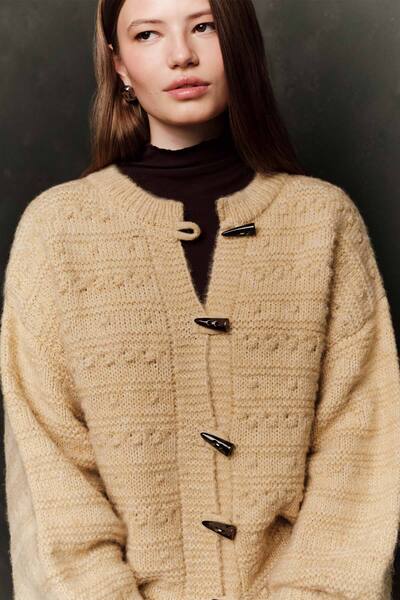 Manuka ΠΛΕΚΤΟ ΖΑΚΕΤΑ ΜΕ ΜΕΓΑΛΑ ΚΟΥΜΠΙΑ ΣΑΦΡΑΝ