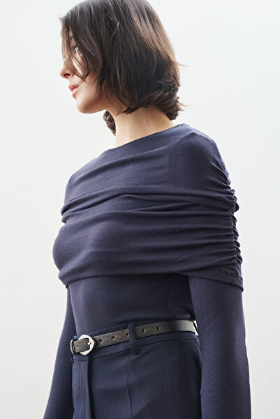 Manuka ΜΠΛΟΥΖΑ ΜΕ ΛΕΠΤΟΜΕΡΗ ΣΤΟΥΡΜΗ ΣΚΟΥΡΟ ΜΠΛΕ