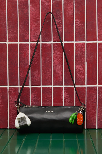 Manuka Μαύρη δερμάτινη τσάντα ώμου κυλίνδρου