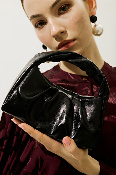 Manuka ΜΕΤΑΛΛΙΚΗ ΤΣΑΝΤΑ ΧΕΡΙΟΥ ΜΑΥΡΗ