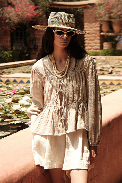 Manuka Sandfarbene Musselinbluse – Bindedetail