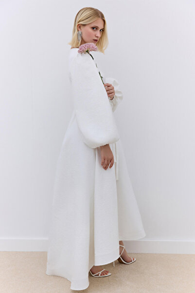 Manuka Βραδινό φόρεμα εκρού Χρώμα Ζακάρ με ουρά