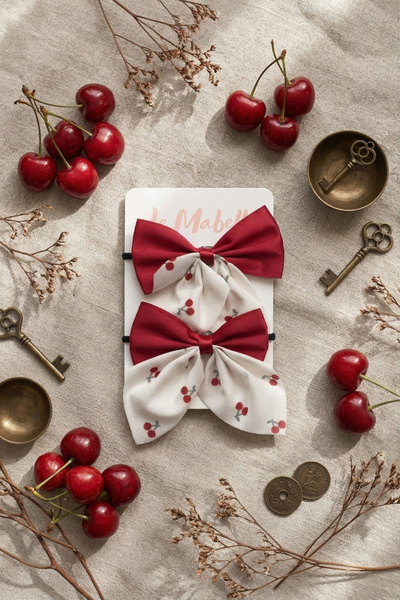 Le Mabelle مشبك مطاطي بفيونكة للفتيات بتفاصيل الكرز الأحمر