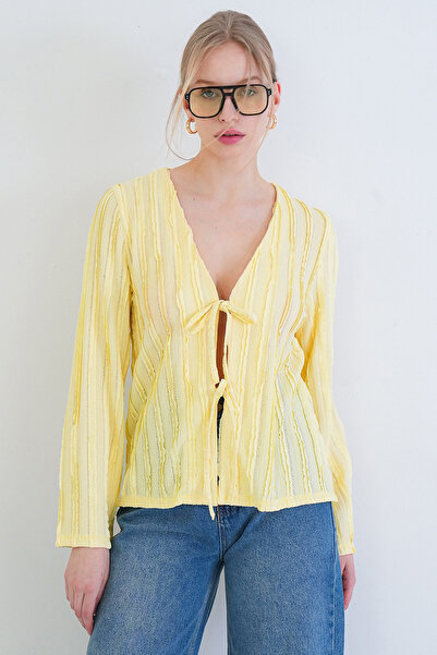 Trend Alaçatı Stili Κίτρινη πλεκτή μπλούζα με λαιμόκοψη V και λεπτομέρεια δεσ...