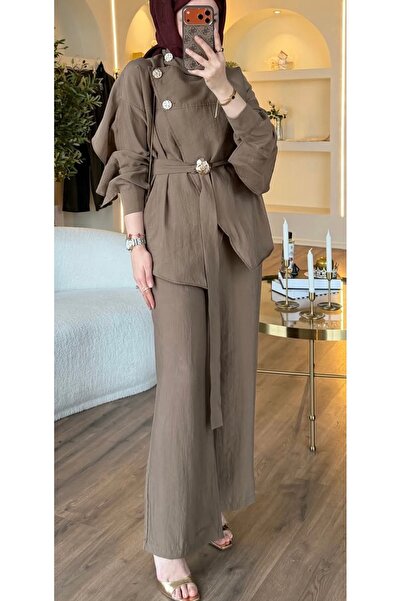 Cardella طقم بيرلا مكون من قطعتين بتفاصيل عباءة وحزام وأزرار ذهبية - مزيج أني...