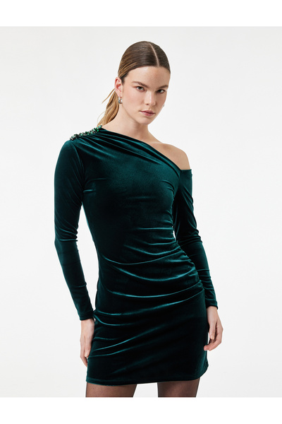 Koton εφαρμοστό Μίνι βελούδινο φόρεμα με μακρύ μανίκι με ασύμμετρο λαιμόκοψη ...