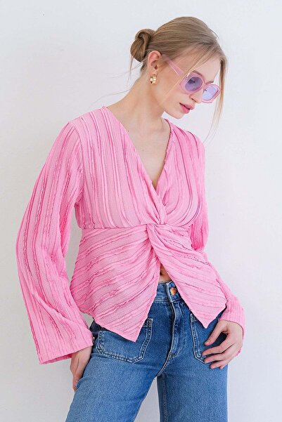 Trend Alaçatı Stili Γυναικεία ροζ μπλούζα με λαιμόκοψη V και λεπτομέρεια από ...