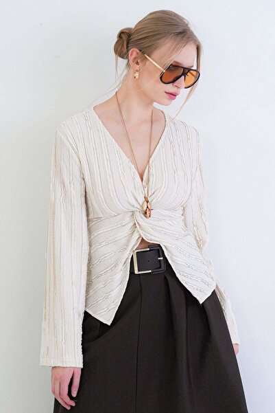 Trend Alaçatı Stili Γυναικεία εκρού μπλούζα με λαιμόκοψη V και λεπτομέρεια βο...