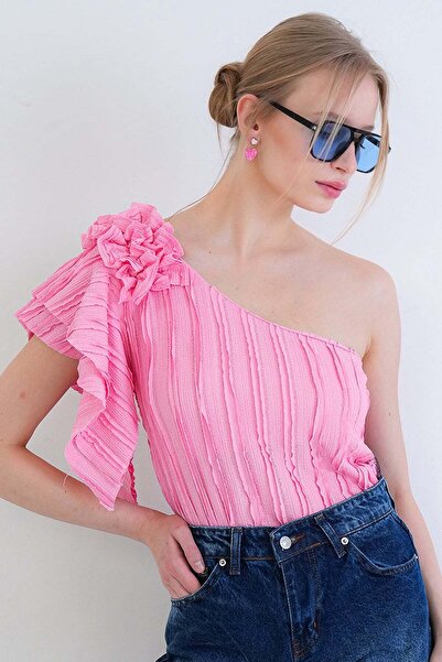 Trend Alaçatı Stili Γυναικεία ροζ μπλούζα με λεπτομέρεια στον έναν ώμο Alc-X1...