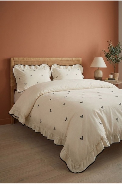 DB Çift Kişilik Nevresim Seti %100 Pamuklu Yaprak Desenli Süs Overloklu Fırfırlı