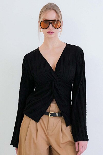 Trend Alaçatı Stili Γυναικεία μαύρη μπλούζα με λαιμόκοψη V και λεπτομέρεια απ...