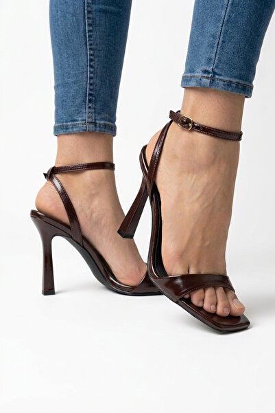 LUVETTO Βουργουνδί χρώματος λουστρίνι Τετράγωνη μύτη τεμάχια Με δέσιμο στον α...