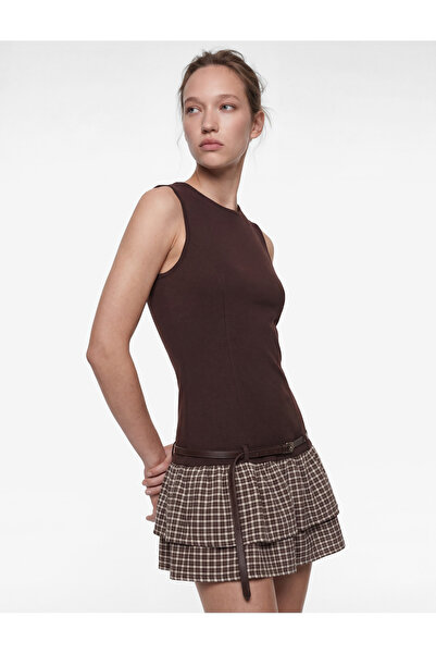 Koton Αμάνικο φόρεμα με λαιμόκοψη και λεπτομέρεια ζώνης στη μέση, με βολάν