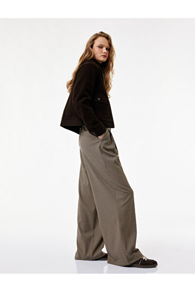 Koton Παντελόνι με φαρδύ πόδι με καρό σχέδιο, λεπτομέρεια με πιέτες και ζώνη ...