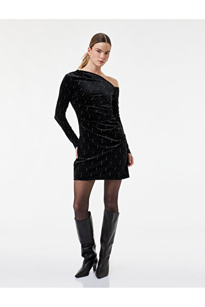 Koton εφαρμοστό Μίνι βελούδινο φόρεμα με μακρύ μανίκι με έναν ώμο