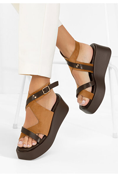 B T Shoes Πλατφόρμες πέδιλα τύπου Kataline σε απόχρωση ταμπά