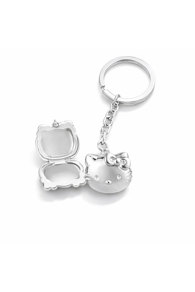 HER ŞEY NOTA www.herseynota.com Hello Kitty Açılabilir Kedi Figürlü Anahtarlık – 3 cm Kapaklı Tasarım – Gümüş Renk