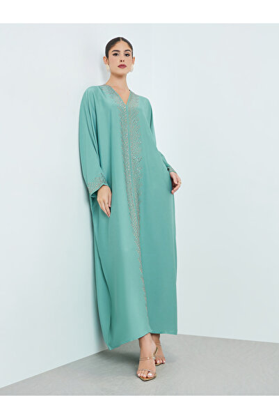 Amirah By Styli جلابية مزينة بالأحجار الكريمة الخضراء مع حجاب مطابق
