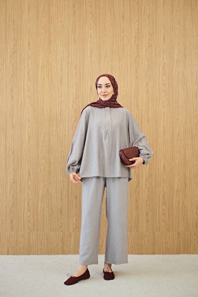 LOCCO Γυναικείο κοστούμι με κρυφό φερμουάρ και λεπτομέρειες σε γκρι χρώμα