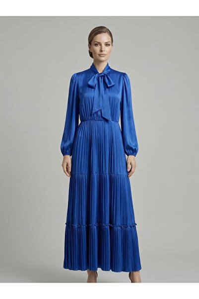CRYSTALİA Büyük Beden Fiyonk Bağlamalı Saten Piliseli Uzun Elbise