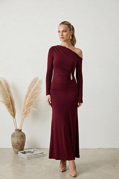 royal prime Μακρύ βραδινό φόρεμα με μονό ώμο και λεπτομέρεια με αγκράφα