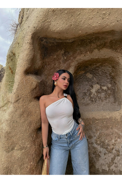 kırmızı butiks Sandy Crop με λευκά αξεσουάρ ώμου