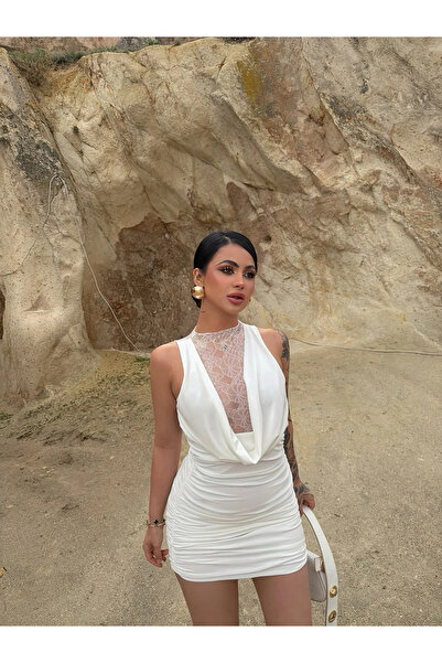 kırmızı butiks Λευκό φόρεμα με δαντέλα και κεντημένο λαιμόκοψη