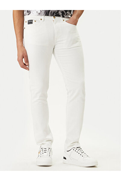 Versace بنطلون جينز أبيض للرجال بقصة ضيقة وتفاصيل شعار واسعة عند الكاحل من ال...